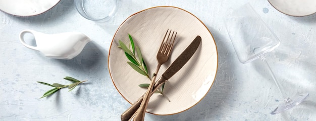 Zestaw talerzy i sztućców